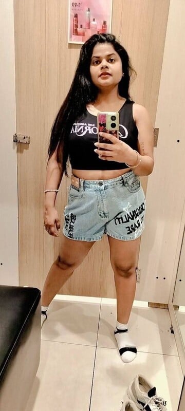 Chubby Hr Manager Lady Showing Big Boobs And Naked Pussy