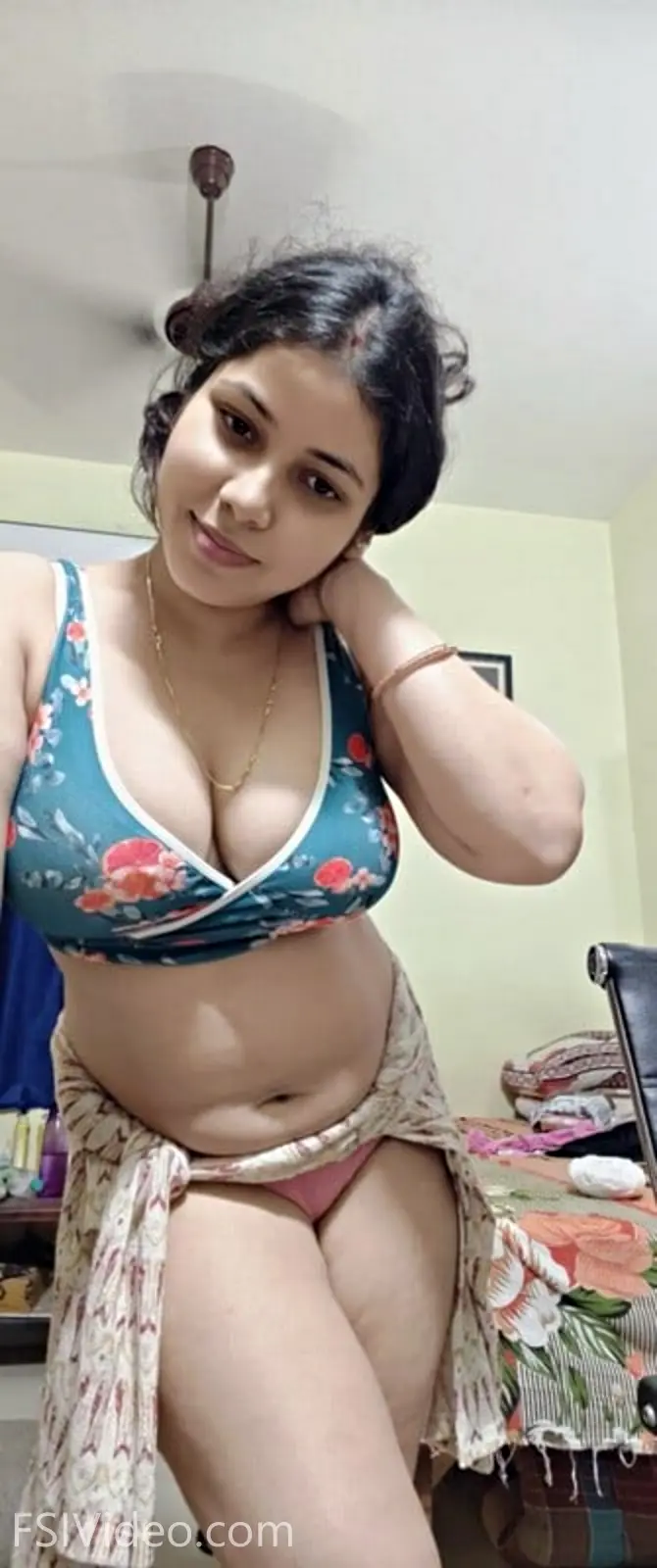 Sexy Girl Cleavage Show In Bra Selfies Viral Online