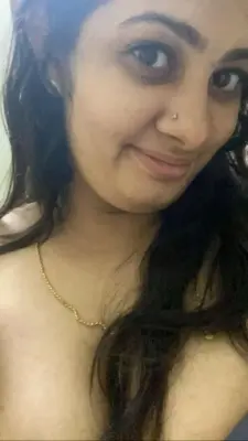 It Hr Girl Showing Her Big Melons In Pics