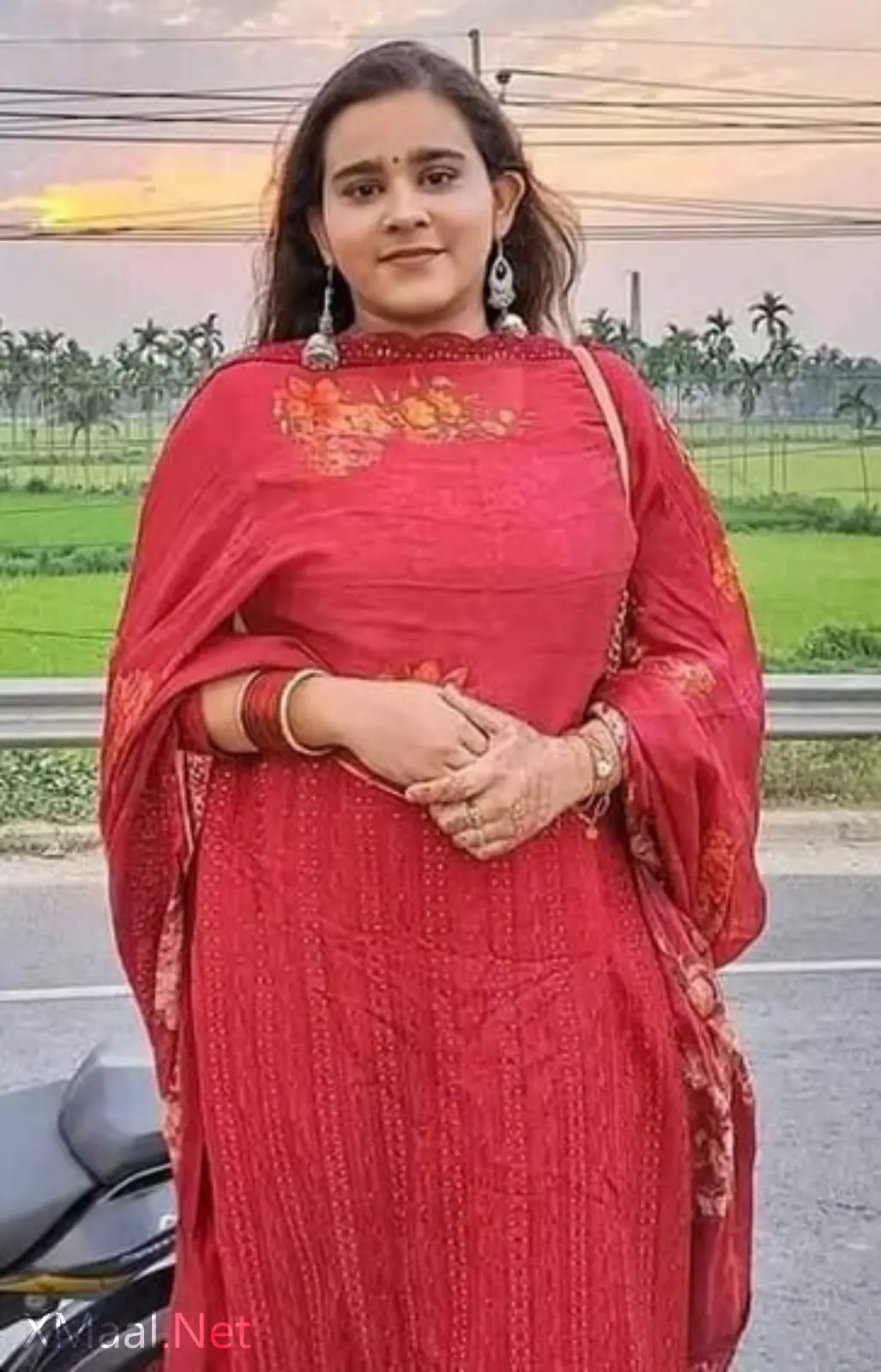 Bengali Hot Big Boobs Bhabhi Standing Topless In Photo - Thumbnail 2