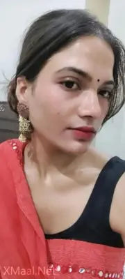 Indian Lady In Saree And Showing Her Boobs Nude Photo - Thumbnail 2