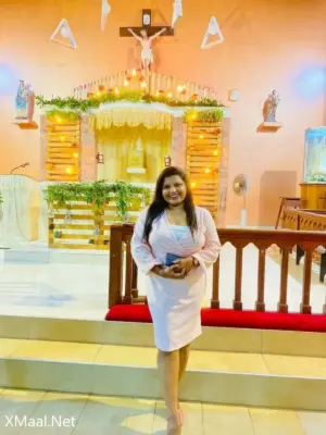 Sri Lankan Busty Aunty Showing Big Boobs Photo - Thumbnail 1