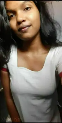Sri Lankan College Girl Topless Selfie Picture - Thumbnail 1