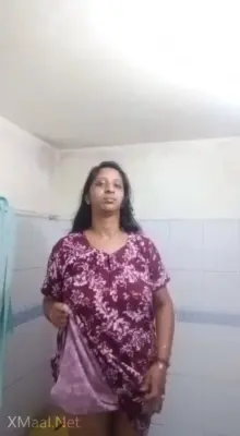 Unsatisfied Indian Aunty Stripping Nude Photo In Bathroom - Thumbnail 2