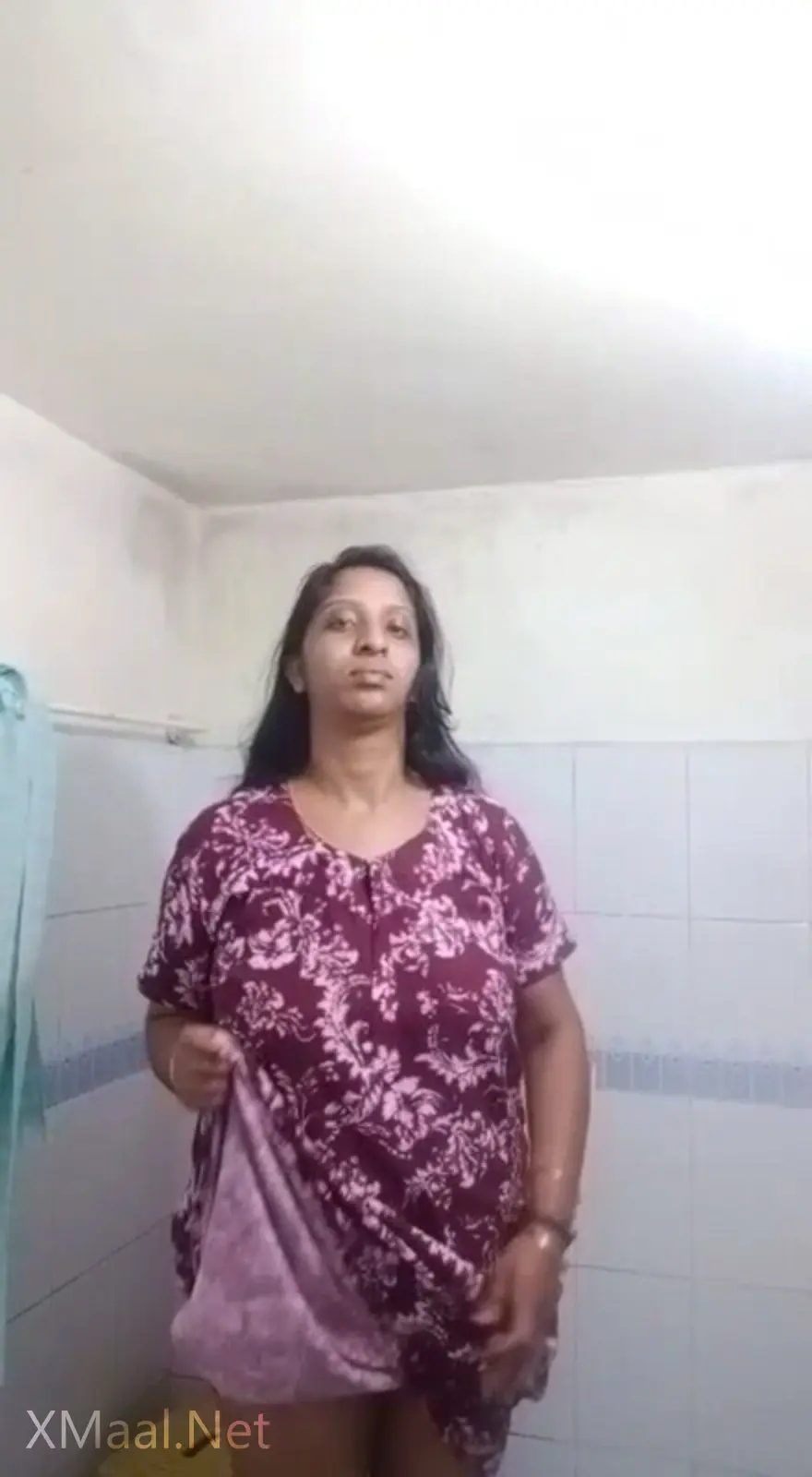 Unsatisfied Indian Aunty Stripping Nude Photo In Bathroom - Thumbnail 2