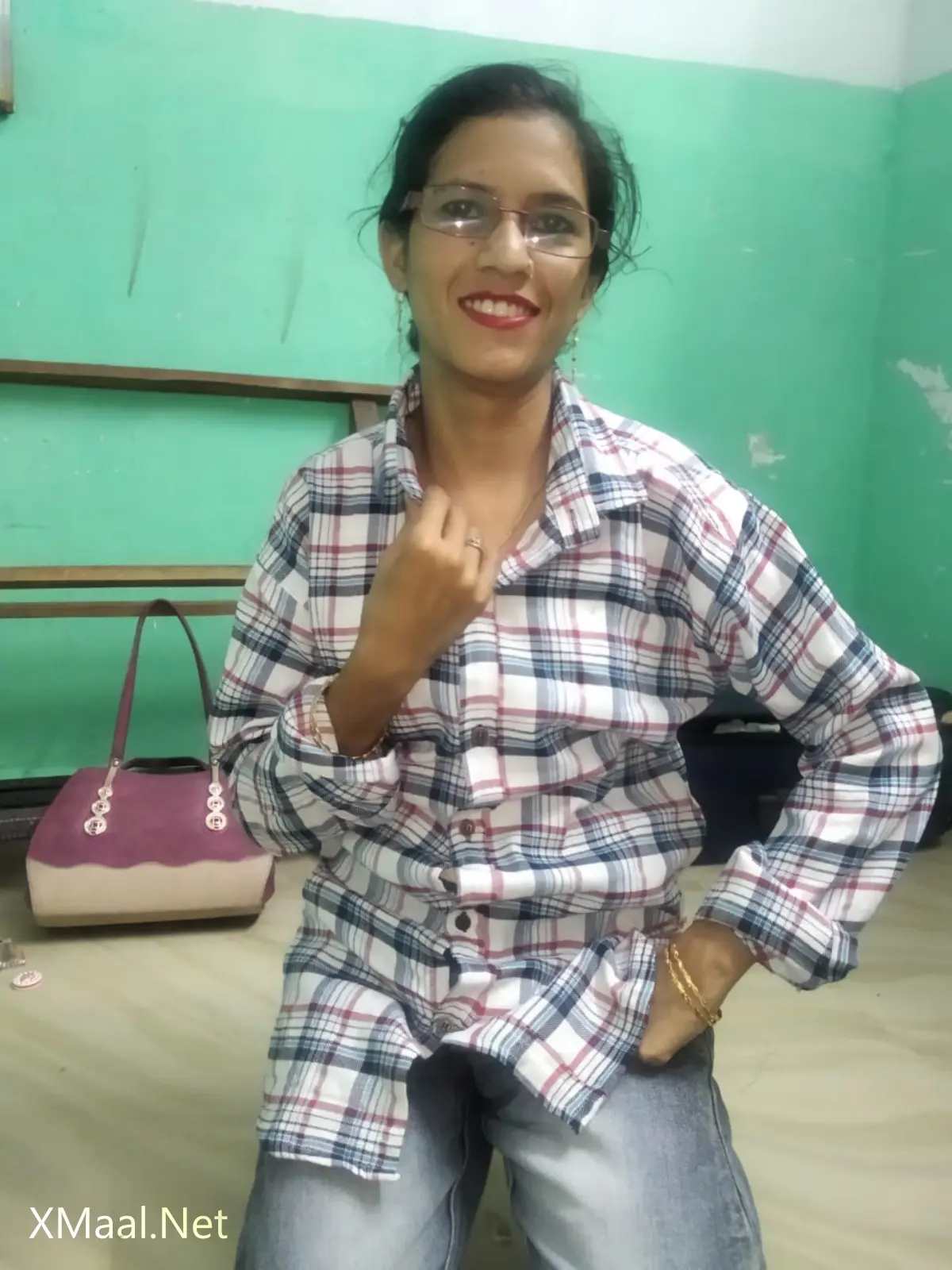 Cute Indian Village Bhabhi Pussy Showing Photo - Thumbnail 2