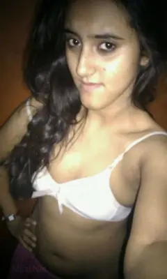 Hot Skinny Slut Showing Her Boobs - Thumbnail 1