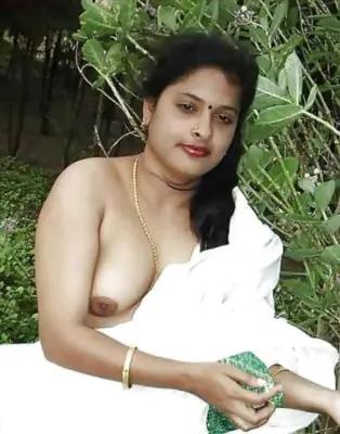 Desi Village Bhabhi Outdoor Nude Photo - Thumbnail 1